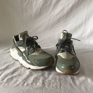 NWOT Huarache sneakers, light olive green